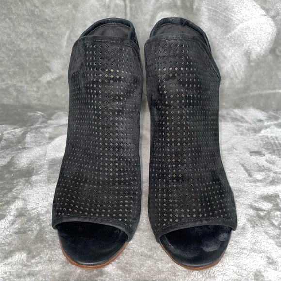 Sam Edelman Easton Black Suede Peep Toe Perforated Booties Chunky Heel Size 8.5 - Picture 2 of 12